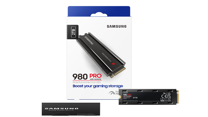 Die SAMSUNG 980 PRO Heatsink PS5 2 TB Gaming Festplatte, Schwarz von vorne und hinten neben der Verpackung