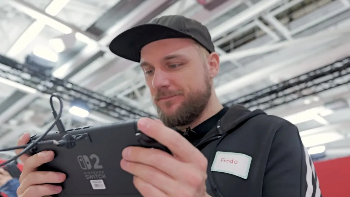 Frodo spielt auf der Nintendo Switch 2.