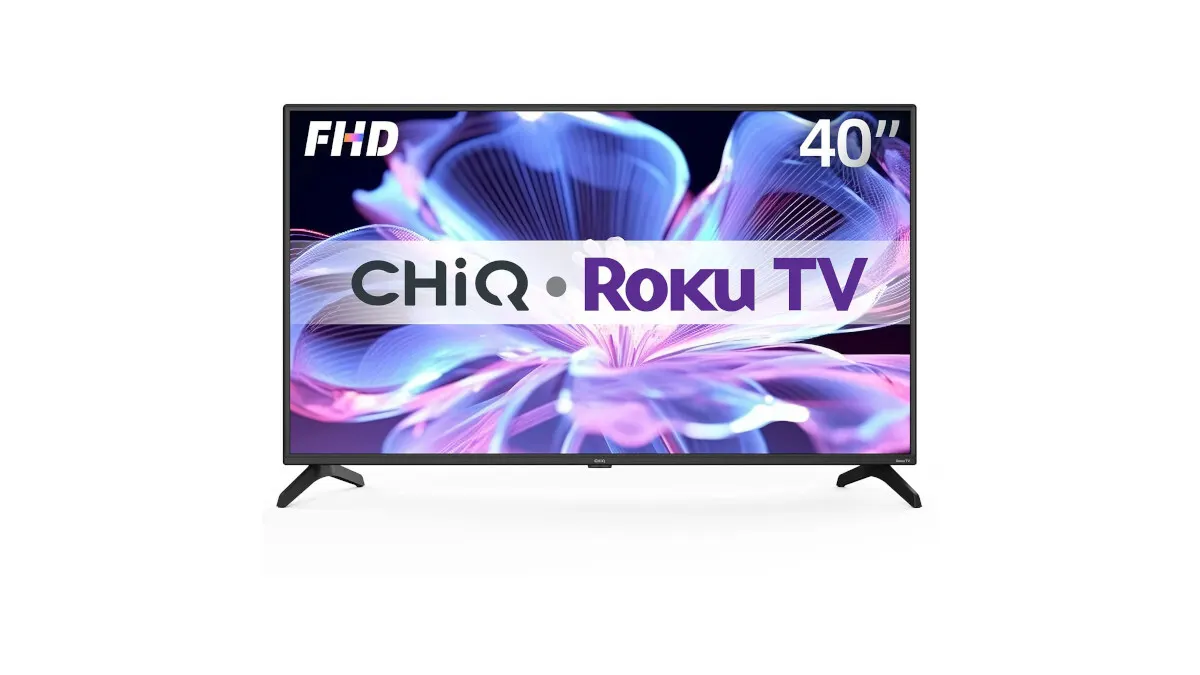 Ein 40-Zoll-Flachbildfernseher der Marke CHiQ Roku TV mit schwarzem Rahmen und Standfüßen steht auf einem weißen Untergrund.