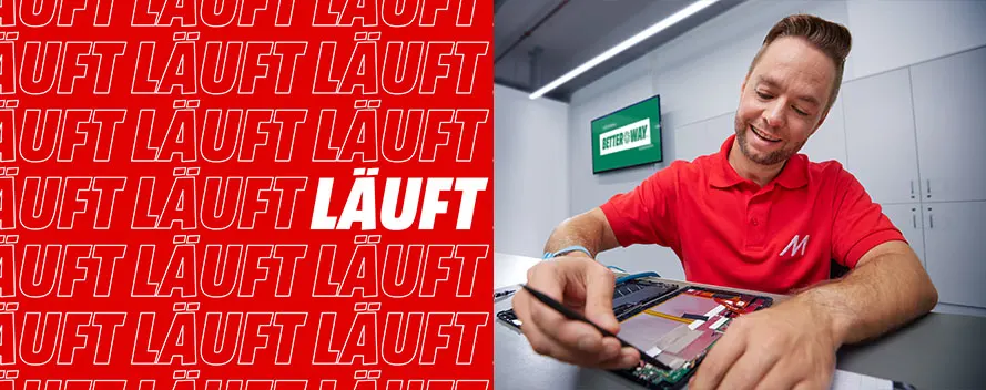 Roter Hintergrund mit weißem Text "UFT LÄUFT". Eine Frau und ein Mann stehen in einer Küche an einer Kaffeemaschine.