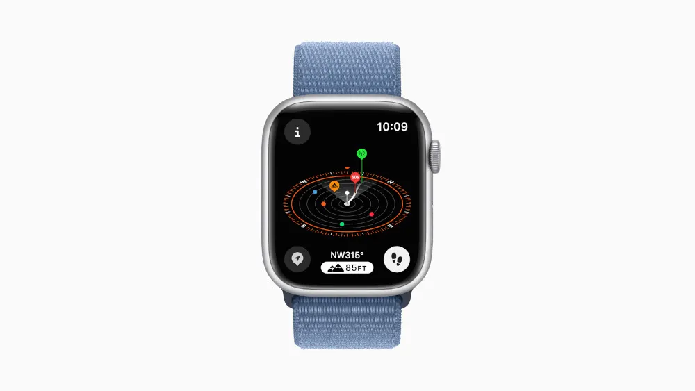 Eine silberne Smartwatch mit blauem Armband zeigt auf dem Display eine Kompass-App mit Richtungs- und Höhenangaben an.