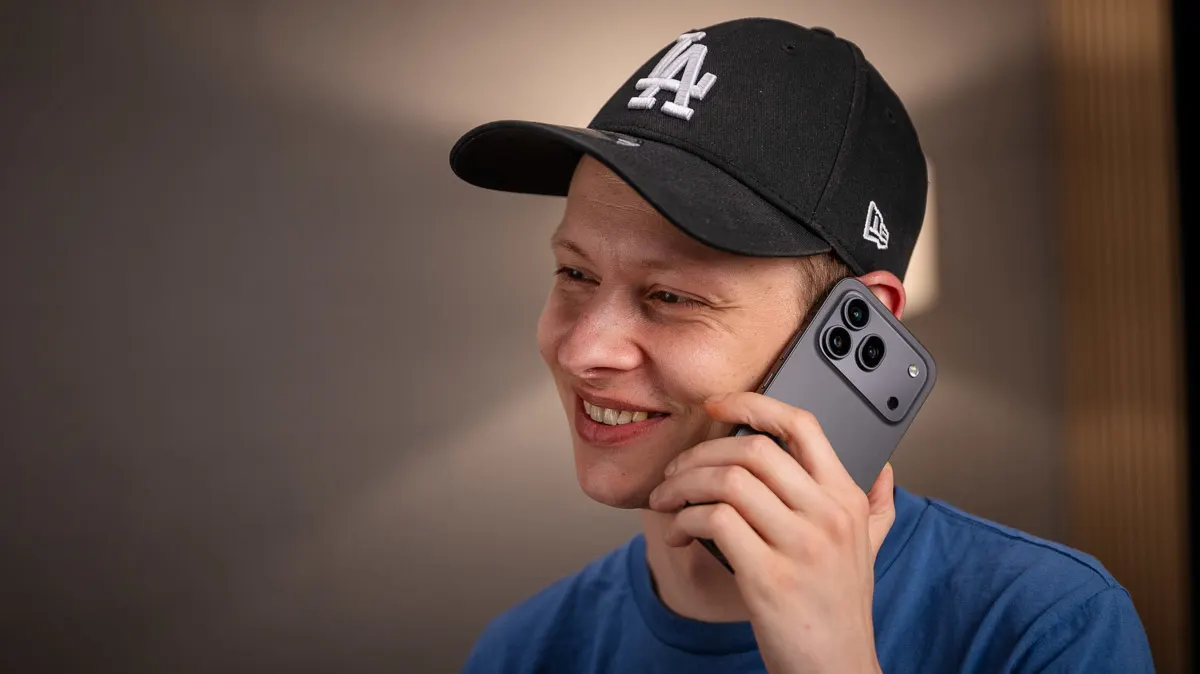 Alex hält sich das Honor 600 Pro ans Ohr, als würde er gerade telefonieren.