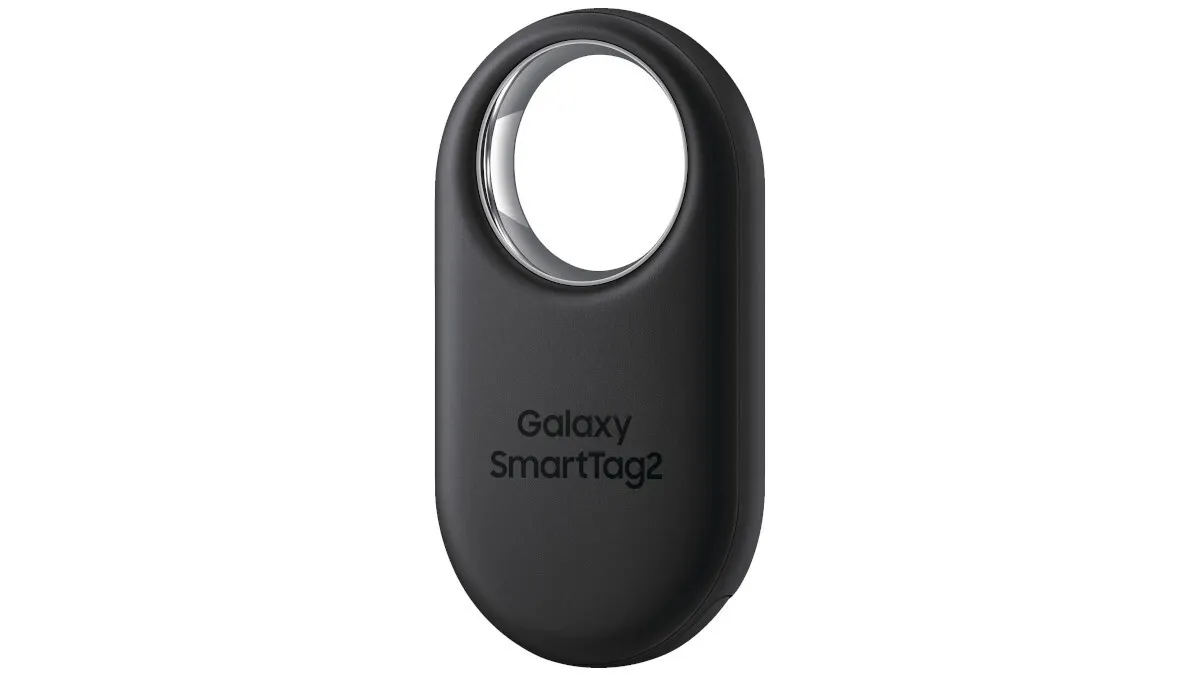 Schwarzer Samsung Galaxy SmartTag2 auf weißem Hintergrund. Darauf in dunklerem schwarz der Text: Galaxy SmartTag2.