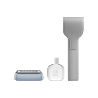 Graue Rasierertasche, daneben ein Rasierkopf und eine kleine Flasche Pflegeöl, nebeneinander aufgestellt.