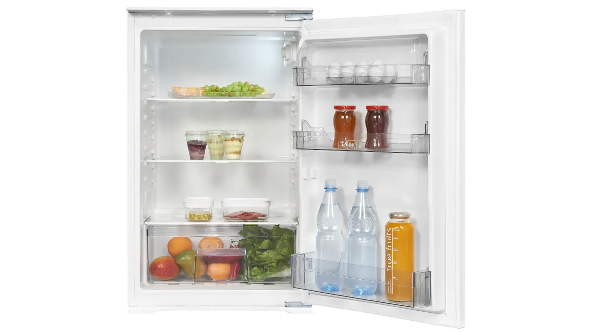 Der Kühlschrank OK. OBR 8822E mit geöffneter Tür vor einem weißen Hintergrund.