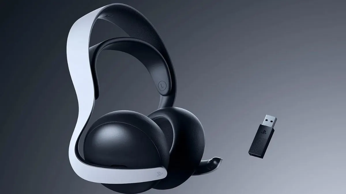 Ein Headset mit weißen Bügeln und schwarzen Ohrmuscheln schwebt neben einem schwarzen USB-Dongle vor grauem Hintergrund.