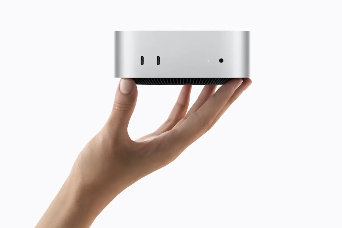 Eine Hand hält den Mini-PC Apple Mac mini M5 Pro (2026).