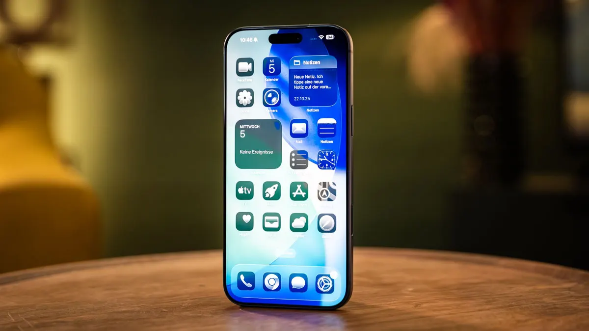 Das iPhone 17 Pro Max steht hochkant auf einem Tisch.