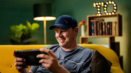 Sebastian zockt mit der Switch 2 im Handheld-Modus.