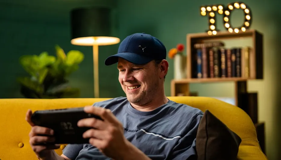 Sebastian zockt mit der Switch 2 im Handheld-Modus.