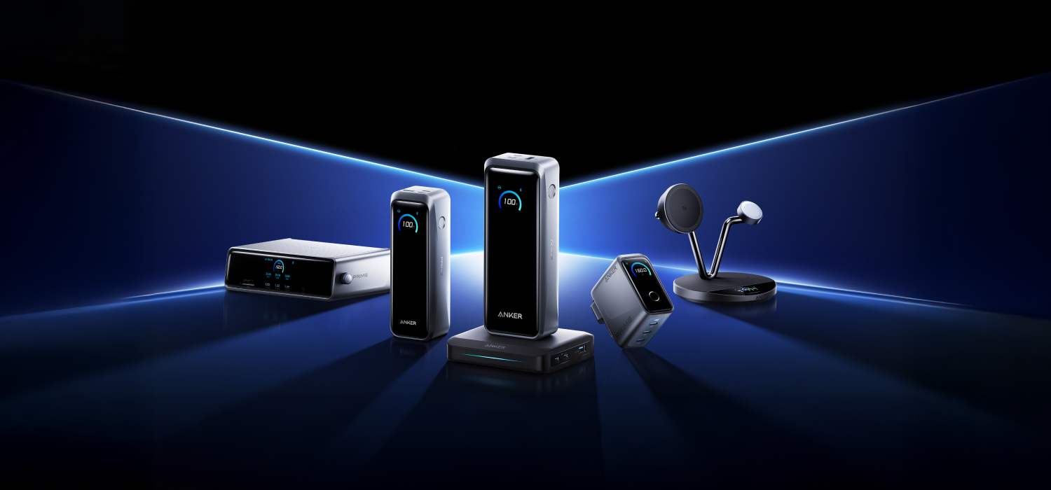 Verschiedene schwarze Anker Geräte auf blau beleuchtetem dunklem Untergrund; Powerbanks, Ladegeräte und Kopfhörer-Ständer.