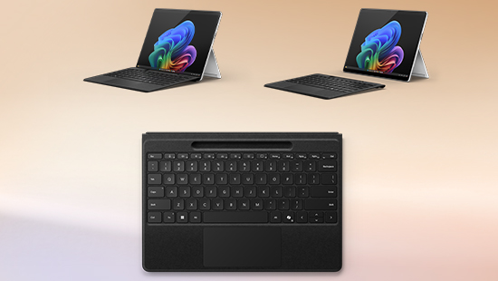 Zwei Surface Pro und eine schwarze Tastatur