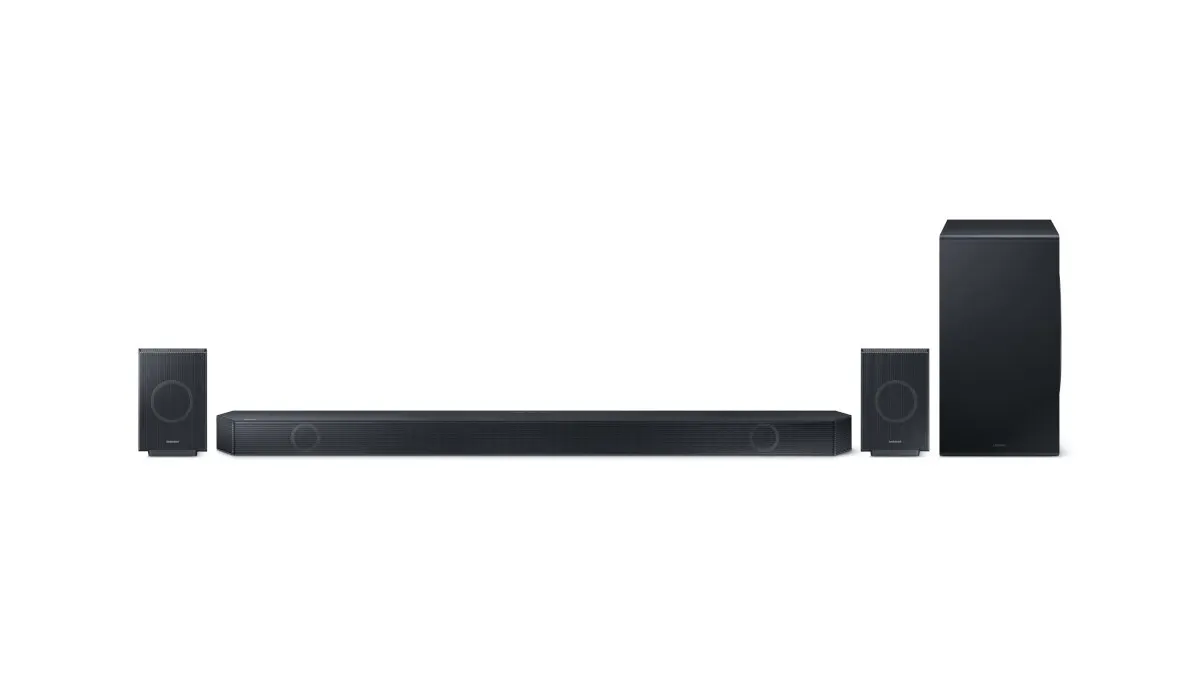 Ein schwarzes Soundsystem mit einer Soundbar, zwei Lautsprechern und einem Subwoofer ist vor einem weißen Hintergrund dargestellt.