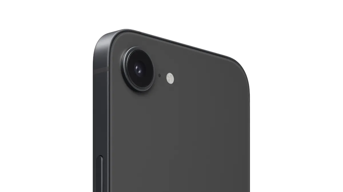 Der obere Teil der iPhone-17e-Rückseite mit Hauptkamera und LED-Blitz vor einem weißen Hintergrund.