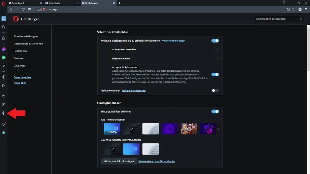 Opera-Einstellungsfenster mit Datenschutzoptionen und Hintergrundbildauswahl, roter Pfeil zeigt auf das Zahnradsymbol. Dunkles Thema.