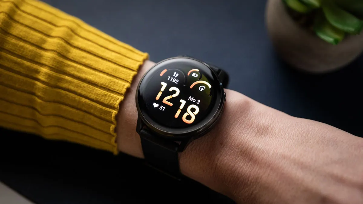 Franzi trägt die Garmin Venu 4 am linken Handgelenk, das auf einem Tisch abliegt.