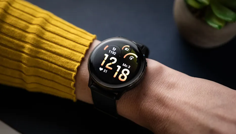 Franzi trägt die Garmin Venu 4 am linken Handgelenk, das auf einem Tisch abliegt.