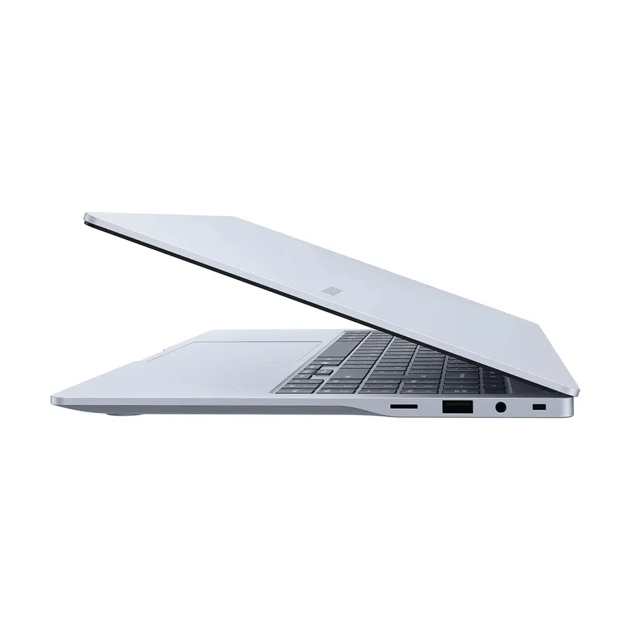 SAMSUNG Galaxy Book4 Edge, Copilot+ PC - 15,6 Zoll - Qualcomm Snapdragon X X1 26 100 - 16 GB - 256 GB - Qualcomm Adreno™ Onboard Graphics - Windows 11 Home Samsung Galaxy Book4 Edge; seitliche Ansicht eines schlanken, silbernen Laptops mit geöffnetem Display, sichtbarer Tastatur und mehreren Anschlüssen auf der rechten Seite im minimalistischen Design.