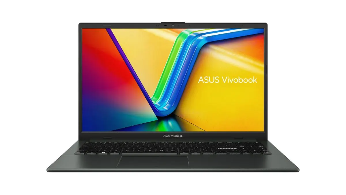 Der Laptop Asus Vivobook Go 15 vor weißem Hintergrund.