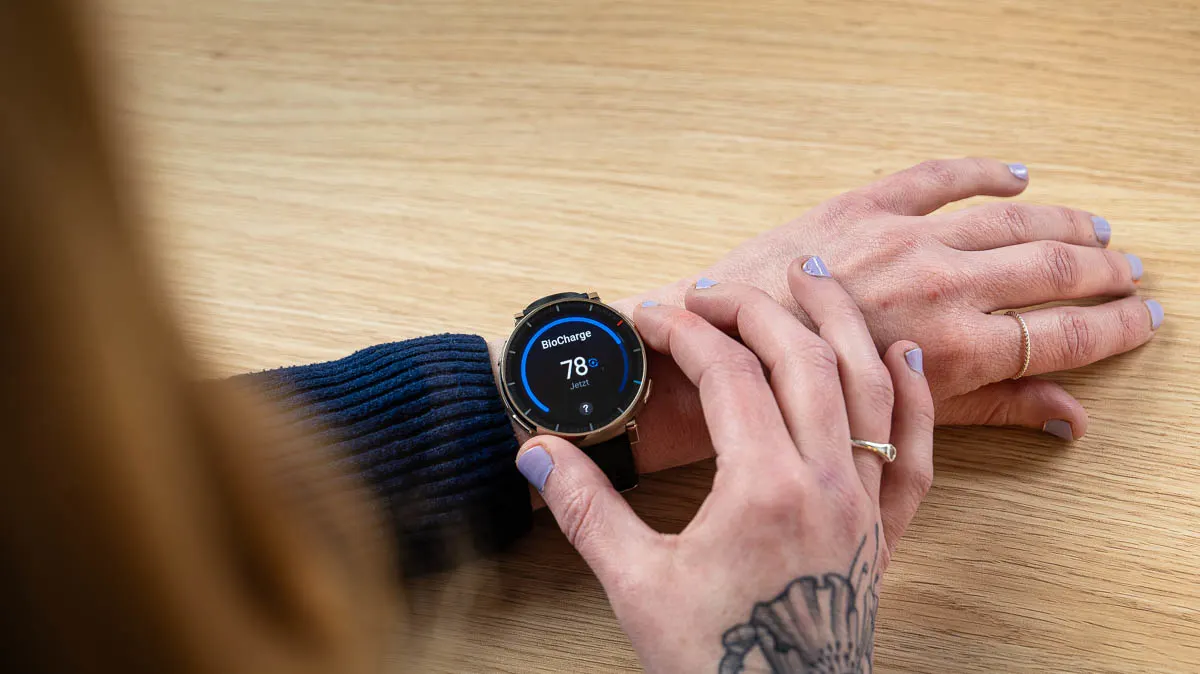 Franzi schaut sich ihren BioCharge-Score auf der Amazfit Active 3 Premium an.
