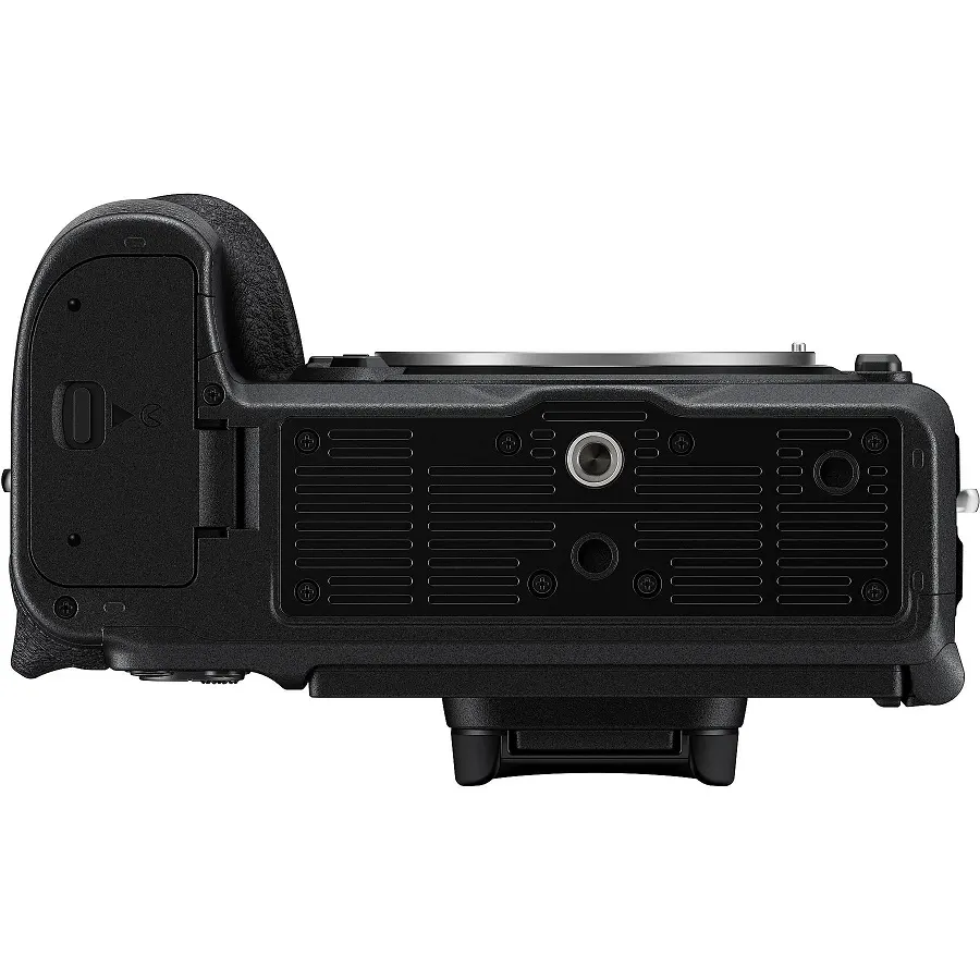 NIKON Z6III Gehäuse Systemkamera, 8 cm Display Touchscreen, WLAN Eine schwarze Kamera mit mehreren Anschlüssen und einem Batteriefach ist auf weißem Hintergrund zu sehen.