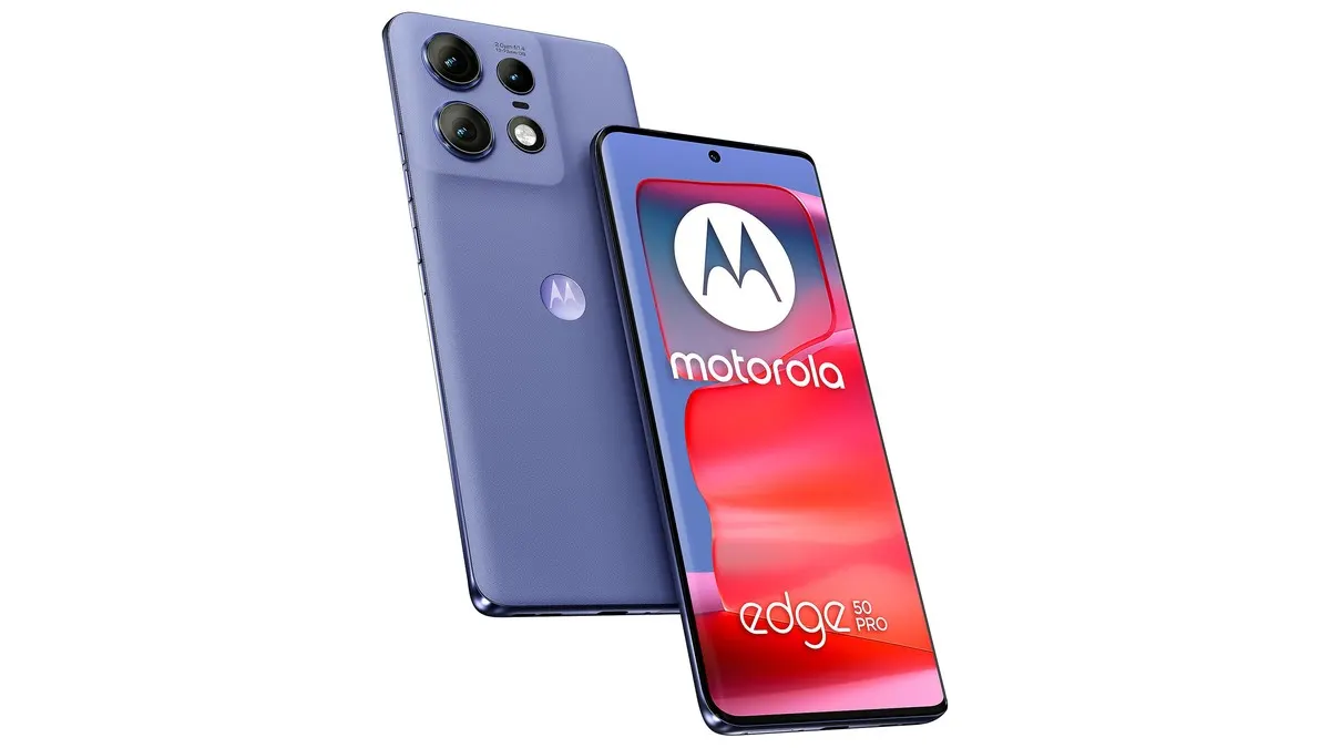 Zwei Mobiltelefone, eines in Lila mit drei Kameralinsen, das andere mit einem Motorola-Logo auf dem Bildschirm.