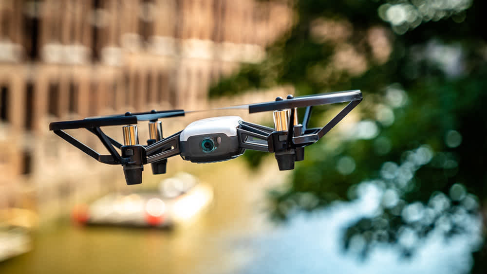 Eine Ryze-Tello-Mini-Drohne fliegt durch eine Stadt.