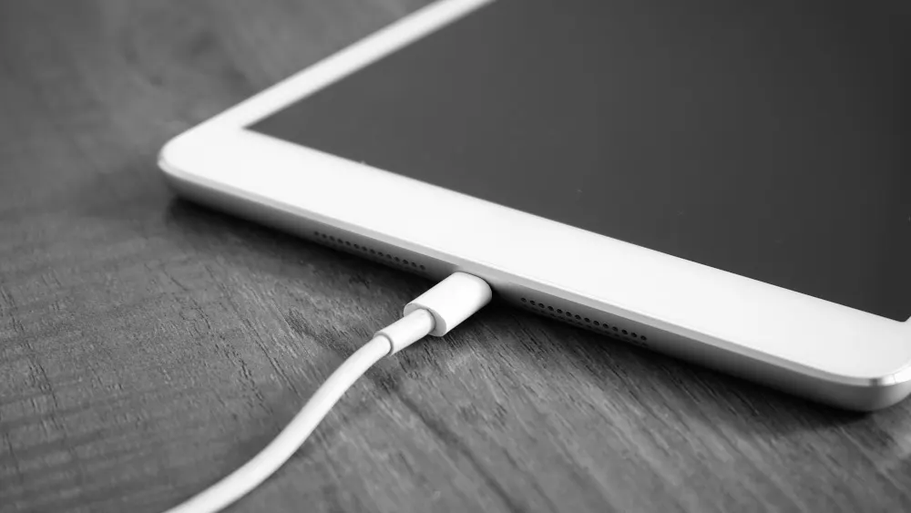 Ein iPad ist mit einem Kabel verbunden.
