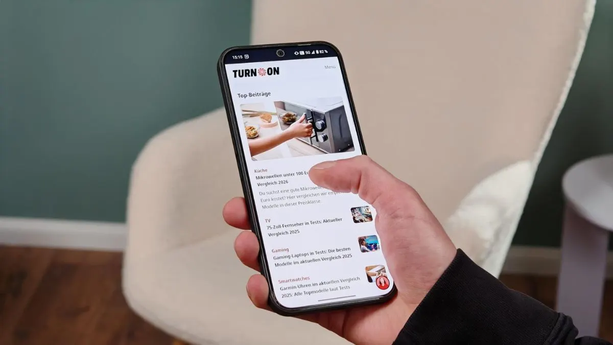 Alex scrollt auf seinem 6,7 Zoll großen Nothing Phone (2a) Plus über die TURN ON Website. Mit seinem Daumen erreicht er geradeso die obere Bildschirmhälfte.