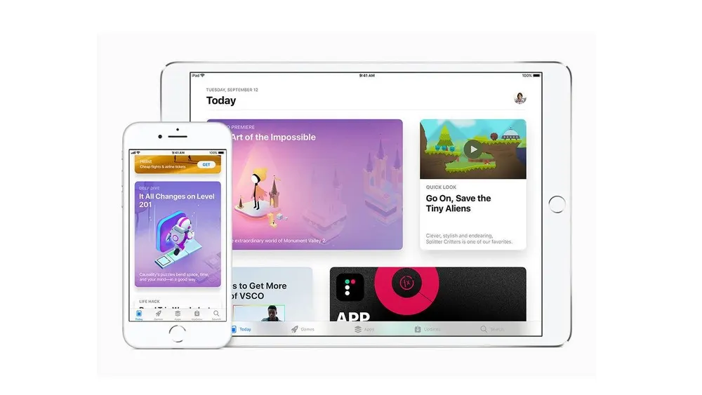 Ein weißes Smartphone und ein Tablet zeigen App-Store-Vorschauen auf einem weißen Hintergrund.