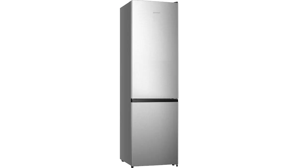 Die Kühl-Gefrierkombination Gorenje NRK620AA1XL4 vor einem weißen Hintergrund.