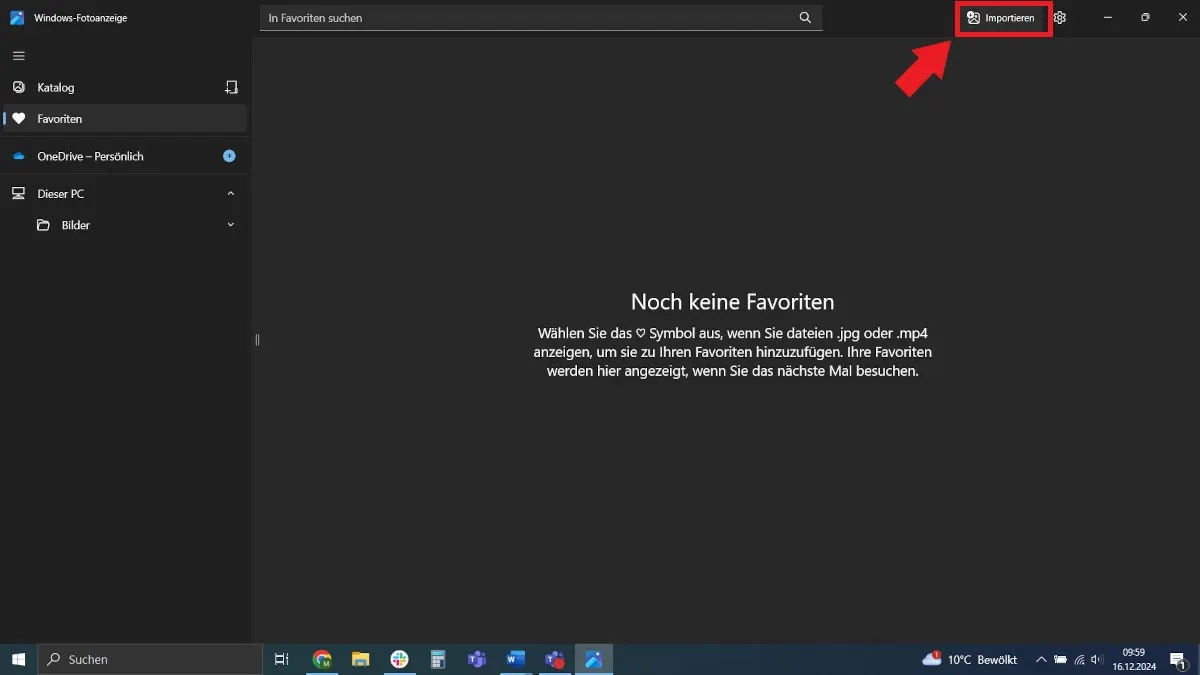 Dunkler Bildschirm der Windows-Fotoanzeige mit Menü links und der Option "Importieren" oben rechts, markiert durch einen roten Pfeil.