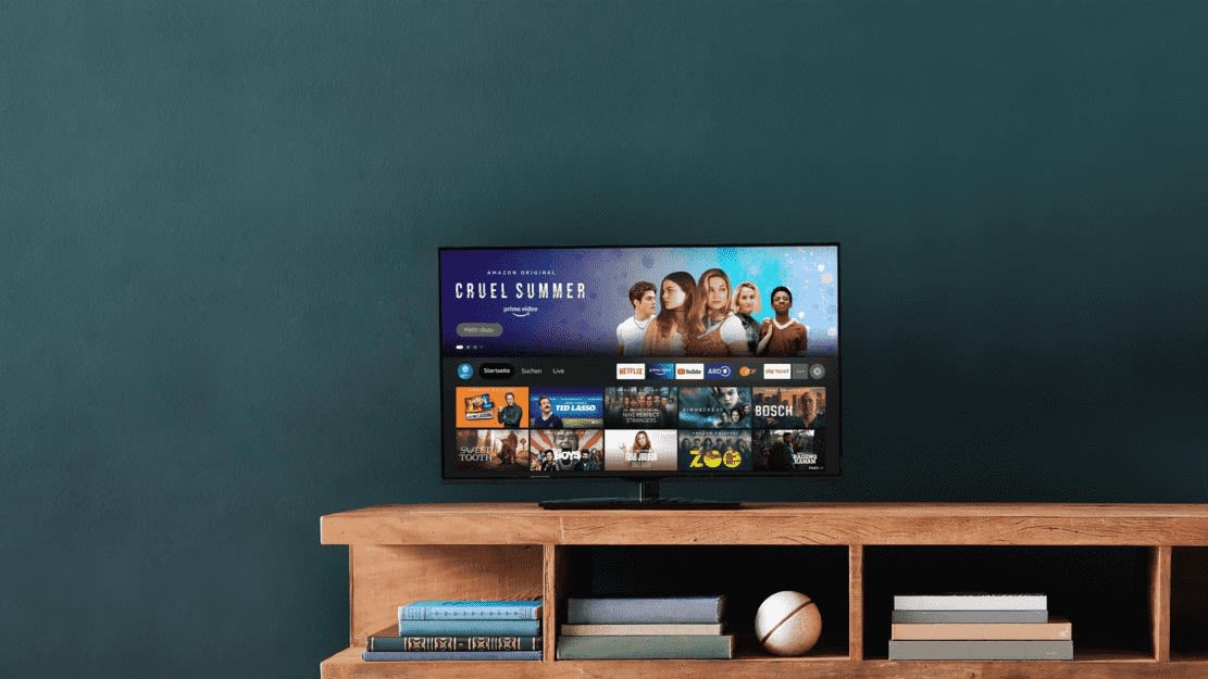 Fernseher läuft mit AMAZON Fire Stick 4K mit Alexa-Sprachfernbedienung in Wohnzimmer auf Regal
