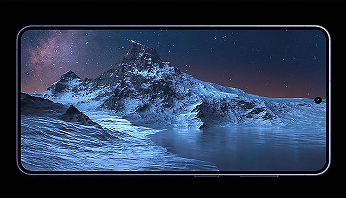 Display des Galaxy S26 / S26+, das die Nachtaufnahme eines verschneiten Berggipfels sowie eines Sees zeigt.