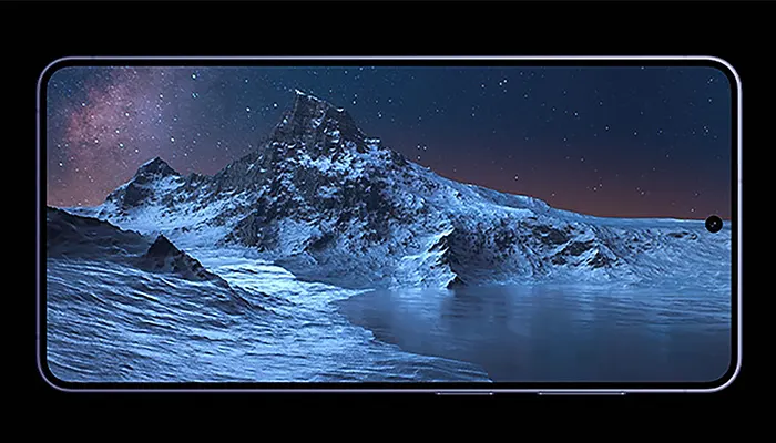Display des Galaxy S26 / S26+, das die Nachtaufnahme eines verschneiten Berggipfels sowie eines Sees zeigt.