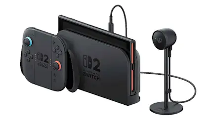 Die Nintendo Switch 2 mit einer angeschlossenen Kamera vor weißem Hintergrund.