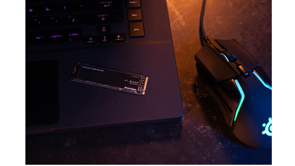 Laptop Tastatur neben einer Maus