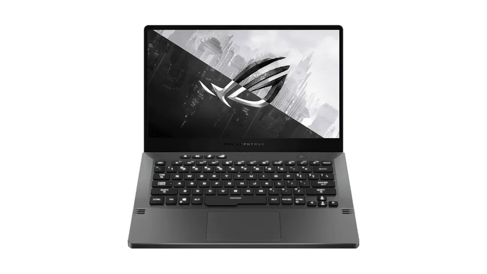 Ein grauer Laptop ist auf einem weißen Hintergrund zu sehen. Auf dem Bildschirm ist ein graues ROG-Logo zu sehen. Die Tastatur ist schwarz.