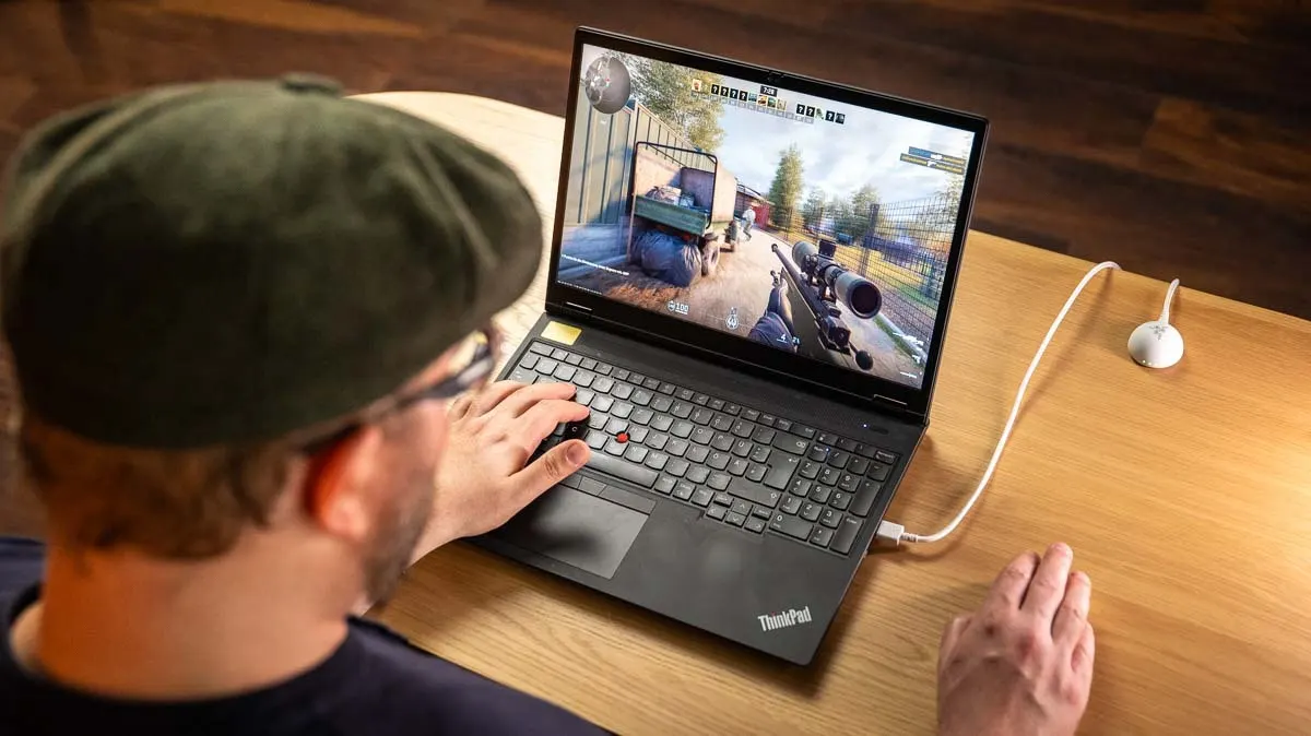 Andreas spielt Counter-Strike 2 auf einem schwarzen Laptop mit der Razer Viper V4 Pro im kabellosen Betrieb.