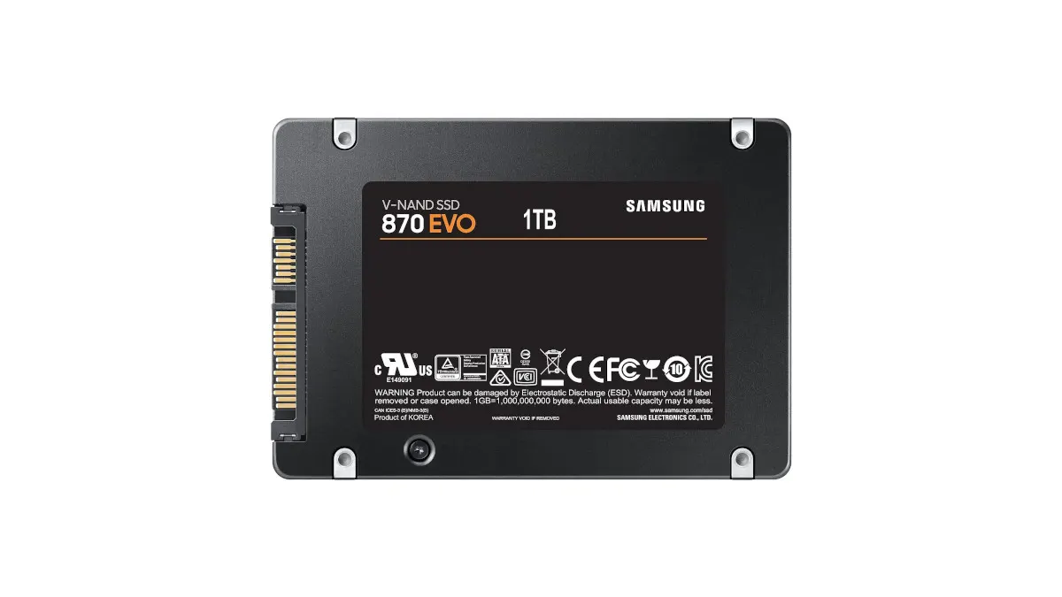 Eine Samsung 870 EVO 1TB V-NAND SSD mit schwarzem Gehäuse und goldenen Anschlüssen vor einem weißen Hintergrund.