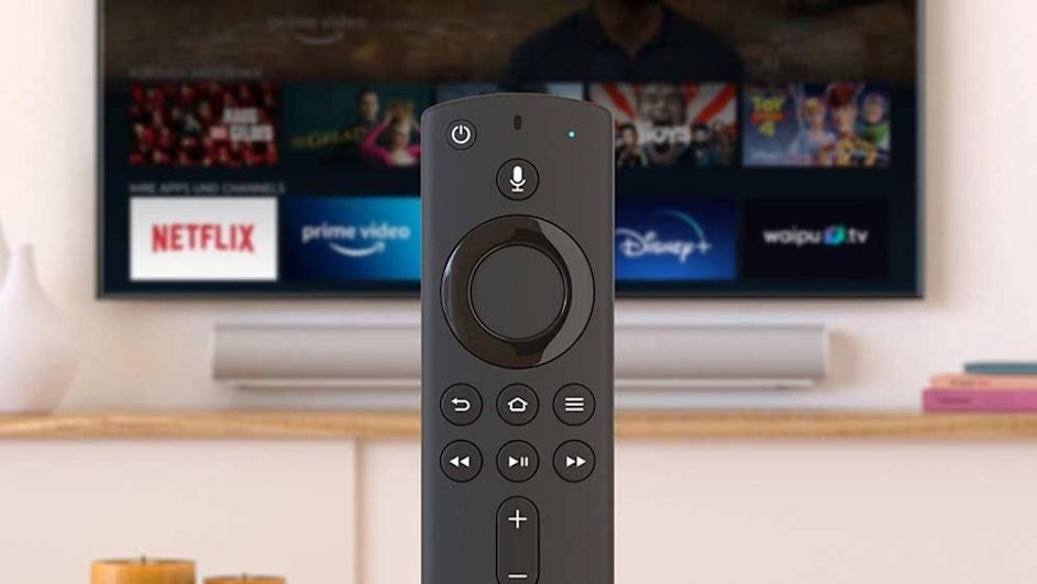 Amazon Fire TV-Fernbedienung vor einem Fernseher