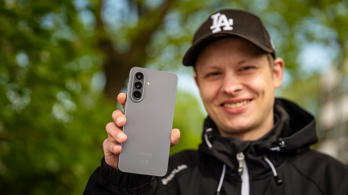 Alex hält das Samsung Galaxy A57 in die Kamera.