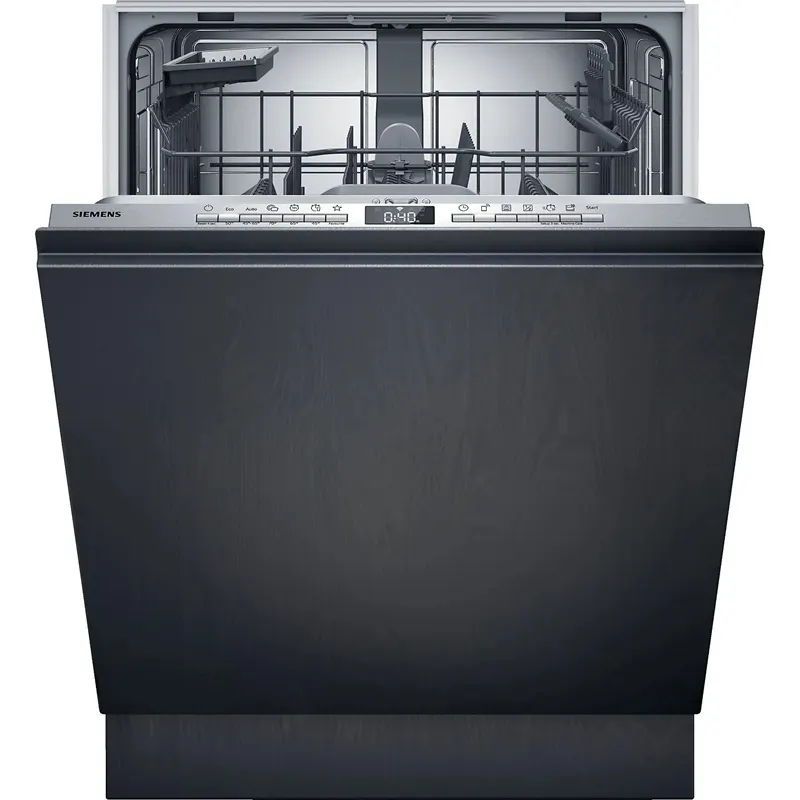 Die offene Gerätetür des SIEMENS SN63EX04TE iQ300 Geschirrspülers mit autoOpen dry-Technologie zeigt den Innenraum mit Geschirrkorb und Bedienfeld.