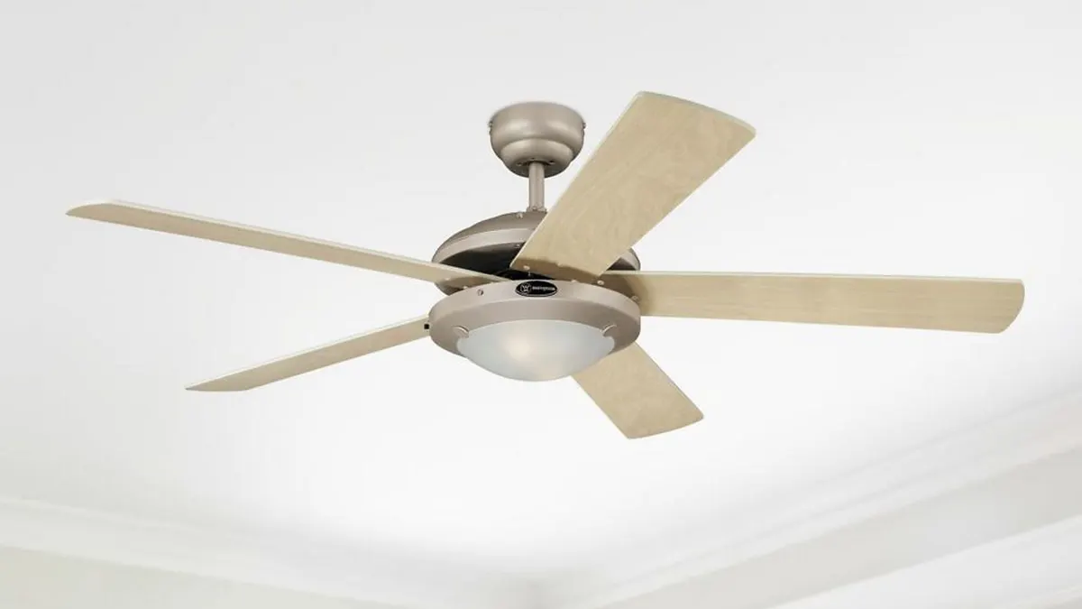 Der Deckenventilator Westinghouse Comet an einer hellen Decke, zu sehen sind die ahornfarbenen Flügel.