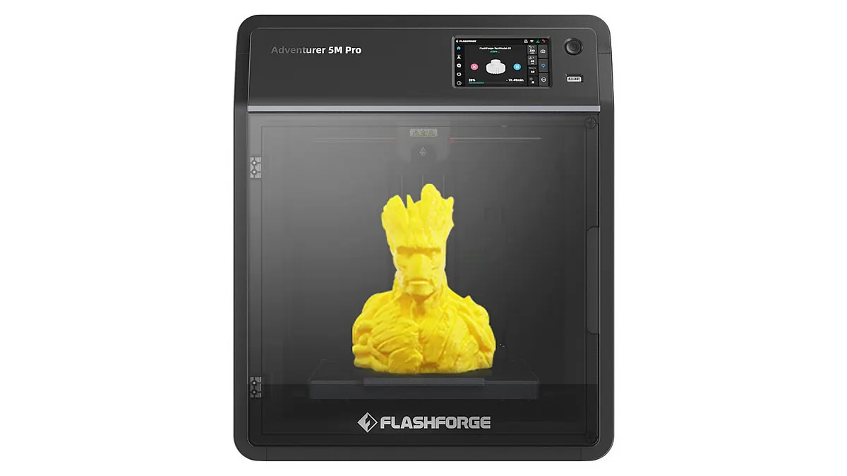 Der 3D-Drucker Flashforge Adventurer 5M Pro vor weißem Hintergrund.