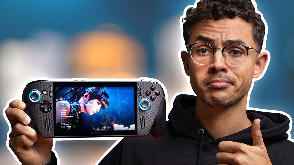 Ilias hält den ROG Xbox Ally X in der Hand und blickt in die Kamera, er streckt den Daumen nach oben.