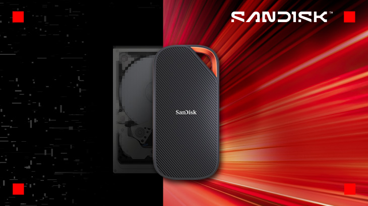 Abgebildet sind zwei externe Sandisk™ SSDs mit Sandisk Logo. Rechts ist der Hintergrund rot mit  Geschwindigkeitsstreifen und links schwarz.