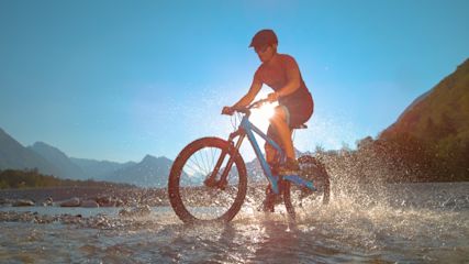 mann-faehrt-mit-e-bike-durch-wasser