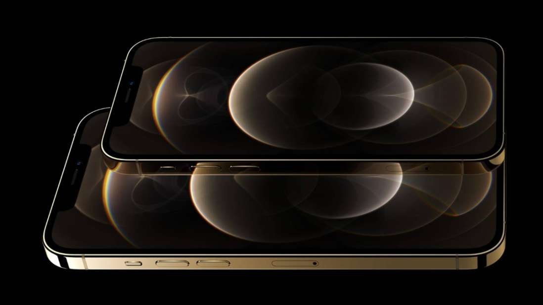 Das iPhone 12 Pro und Pro Max in Gold vor schwarzem Hintergrund.