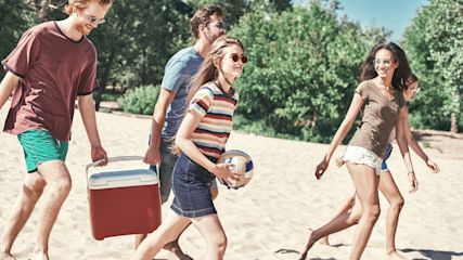 Eine Gruppe von Freunden geht am Strand